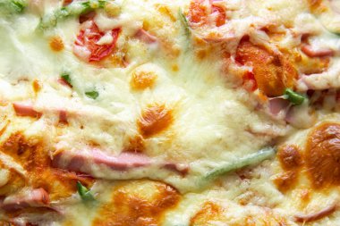 Sosisli ve peynirli ev yapımı pizza.