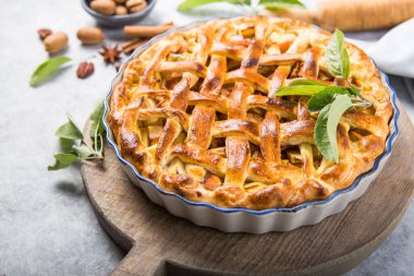 Ahşap arka planda kafesli elmalı turta, masa üstü manzaralı. Kırsal Amerikan Dişlek Keki