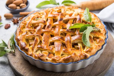 Ahşap arka planda kafesli elmalı turta, masa üstü manzaralı. Kırsal Amerikan Dişlek Keki