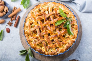 Ahşap arka planda kafesli elmalı turta, masa üstü manzaralı. Kırsal Amerikan Dişlek Keki