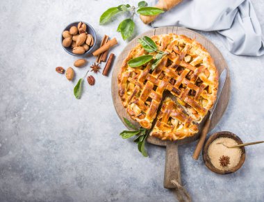 Ahşap arka planda kafesli elmalı turta, masa üstü manzaralı. Kırsal Amerikan Dişlek Keki