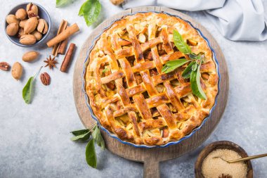 Ahşap arka planda kafesli elmalı turta, masa üstü manzaralı. Kırsal Amerikan Dişlek Keki