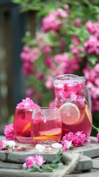 Limonata Rose Con Ghiaccio Rose Fresche Sul Giardino Naturale Ragazza — Video Stock