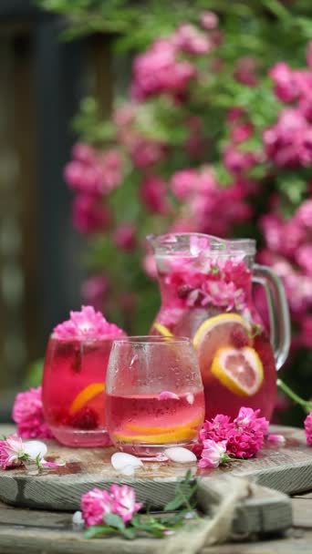 Limonada Rosas Con Hielo Rosas Frescas Sobre Jardín Natural Chica — Vídeos de Stock