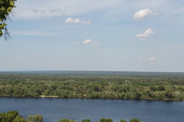 Kanev 'deki Dnepr nehrinin ortasından. Ukrayna