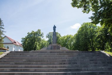 Kanev, Ukrayna: 06, Haziran 2020 - Ukraynalı şair Taras Shevchenko 'nun Kara Dağlar' daki mezarı. Shevchenko Ulusal Bankası 'nın bir parçasıdır..