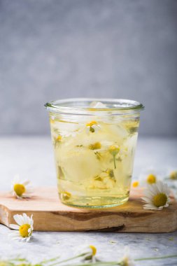 Ayyaş Long Island Buzlu Çayı papatya çiçeğiyle