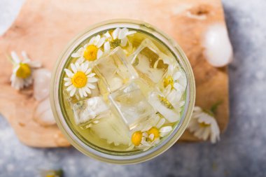 Ayyaş Long Island Buzlu Çayı papatya çiçeğiyle