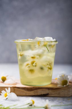 Ayyaş Long Island Buzlu Çayı papatya çiçeğiyle