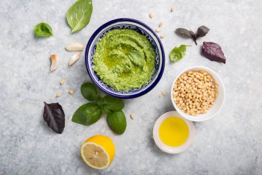 Çam fıstığı, parmesan ve sarımsaklı ev yapımı fesleğen pesto. Tabakta yeşil pesto sosu, üst manzara.