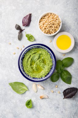 Çam fıstığı, parmesan ve sarımsaklı ev yapımı fesleğen pesto. Tabakta yeşil pesto sosu, üst manzara.