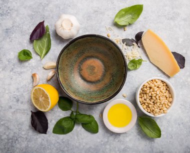 İtalyan fesleğen sosu için boş tabak ve aşçılık malzemeleri.