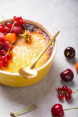 Krem karamel ve ahududu. Başlığınız için boşluk.