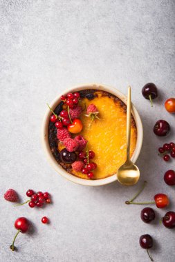 Krem karamel ve ahududu. Başlığınız için boşluk.