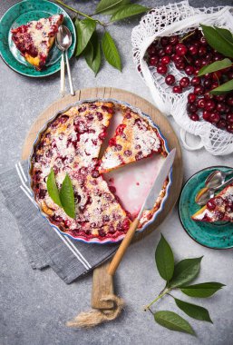 Kirazlı pasta - geleneksel Fransız tatlı meyveli tatlı