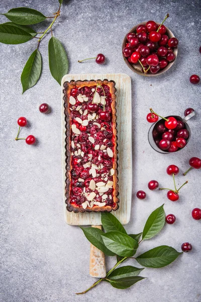 Bella Crostata Ciliegie Appena Fatta Decorata Con Scaglie Mandorle Fotografia — Foto Stock