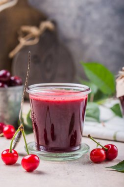 Ev yapımı tatlı ve ekşi vişne reçeli ve ışık masasında taze kirazlar, boşluğu kopyala