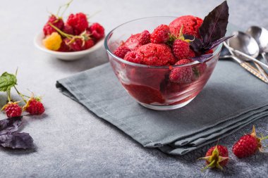 Organik ahududulu dondurmalı dondurma. Bardakta. Yemeye hazır. Organik Gıda.