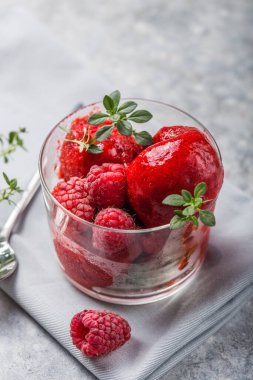 Taze ahududu aromalı yaz şerbeti, seçici odaklı resim.