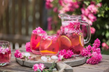 Taze limonata ya da buzlu kikuyruk ve doğal bahçedeki taze güller.