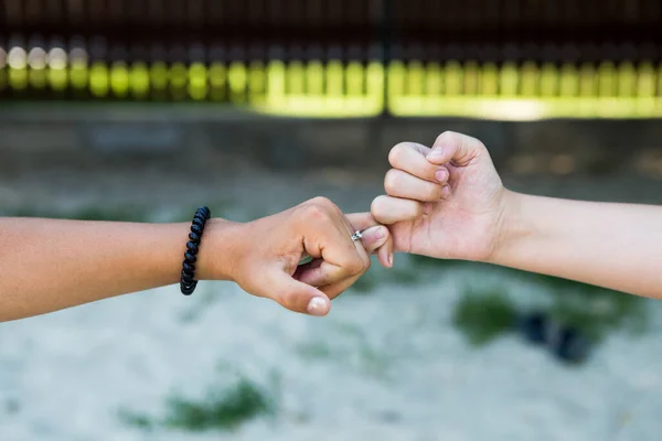 Bambini Che Stringono Mano Ritraggono Amicizia Accordo — Foto Stock