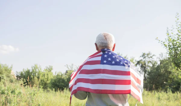 Der Patriotische Senior Feiert Den Unabhängigkeitstag Juli Mit Einer Nationalflagge — Stockfoto