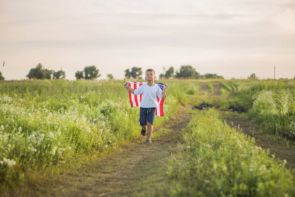 Jovem Anos Segurando Uma Bandeira Americana Pôr Sol Campo — Fotografia de Stock