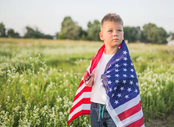 Fiatal Fiú Éves Kezében Egy Amerikai Zászló Naplementekor Mező — Stock Fotó