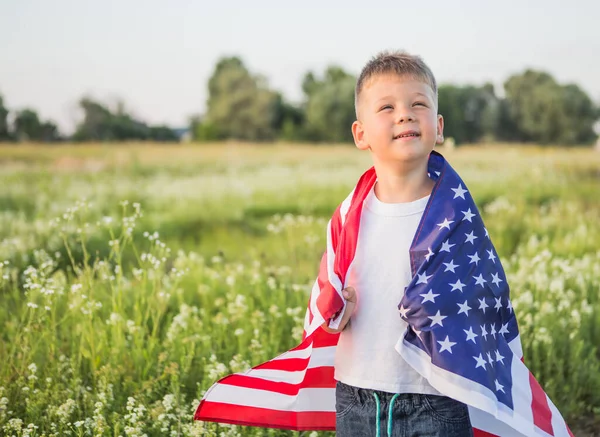 Mladý Chlapec Roky Drží Americkou Vlajku Při Západu Slunce Poli — Stock fotografie