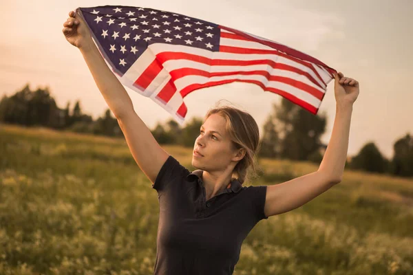 Ragazza Con Bandiera Americana Corre Natura Tramonto Giorno Dell Indipendenza — Foto Stock