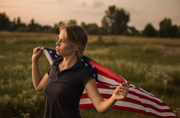 Amerikai Zászlós Lány Fut Természetben Naplementekor Függetlenség Napja Usa Hazafiak — Stock Fotó