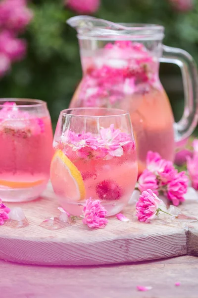 Limonada Rosa Fresca Coquetel Com Gelo Rosas Frescas Sobre Jardim — Fotografia de Stock