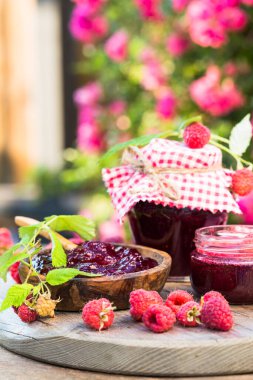 Taze ahududu reçeli ve taze ahududu. Seçici odak