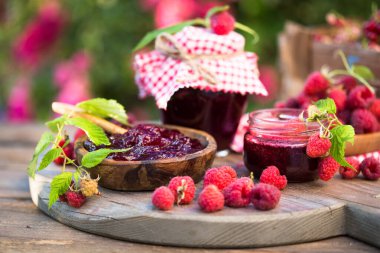 Taze ahududu reçeli ve taze ahududu. Seçici odak