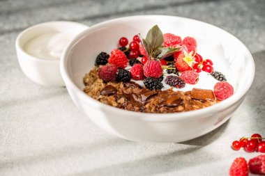 Kahvaltıda yulaf ezmeli ve meyveli yulaf lapası. Arka plan için nefis ev yapımı İngiliz kahvaltı konsepti.