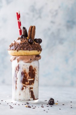 Çikolata düşkünü dondurmalı milkshake, donut ve şekerli. Deli saçması yemek trendi. Boşluğu kopyala