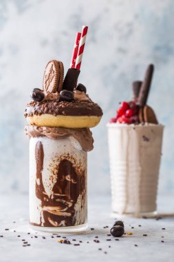 Çikolata düşkünü dondurmalı milkshake, donut ve şekerli. Deli saçması yemek trendi. Boşluğu kopyala