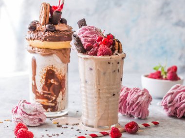 Çikolata düşkünü dondurmalı milkshake, donut ve şekerli. Deli saçması yemek trendi. Boşluğu kopyala