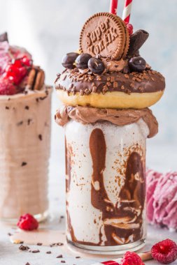 Çikolata düşkünü dondurmalı milkshake, donut ve şekerli. Deli saçması yemek trendi. Boşluğu kopyala
