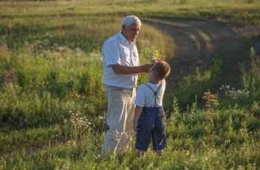 Yakışıklı büyükbaba ve torun birlikte vakit geçiriyorlar.. 