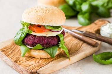 Sebzeli pancar burger ve Yunan sosu. Sağlıklı gıda konsepti.