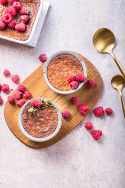 Sütlaç. Fransız sütlü tatlı ve ahududu.