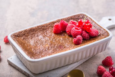 Sütlaç. Fransız sütlü tatlı ve ahududu.