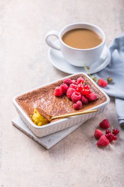 Sütlaç. Fransız sütlü tatlı ve ahududu.