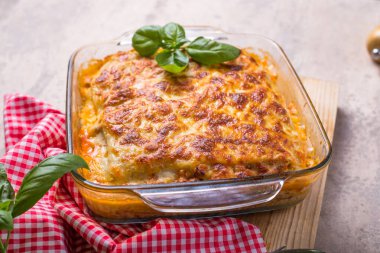 Lezzetli geleneksel İtalyan lazanyası kıymalı bolonez soslu.