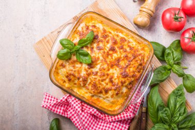 Lezzetli geleneksel İtalyan lazanyası kıymalı bolonez soslu.