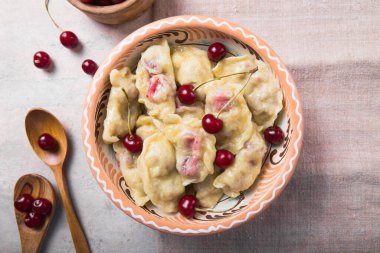 Kirazlı börek hazırlıyorum. Pierogi ya da pirohy yapmak, varenyky. Geleneksel Rus mutfağı ya da Ukrayna el yapımı vareniki.