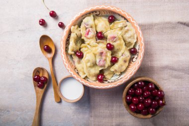 Kirazlı börek hazırlıyorum. Pierogi ya da pirohy yapmak, varenyky. Geleneksel Rus mutfağı ya da Ukrayna el yapımı vareniki.