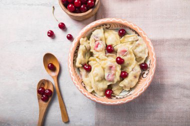 Kirazlı börek hazırlıyorum. Pierogi ya da pirohy yapmak, varenyky. Geleneksel Rus mutfağı ya da Ukrayna el yapımı vareniki.