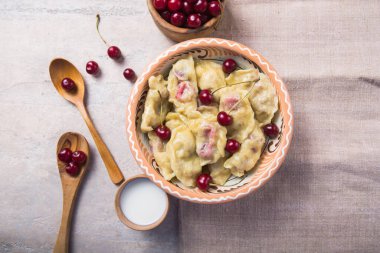 Kirazlı börek hazırlıyorum. Pierogi ya da pirohy yapmak, varenyky. Geleneksel Rus mutfağı ya da Ukrayna el yapımı vareniki.